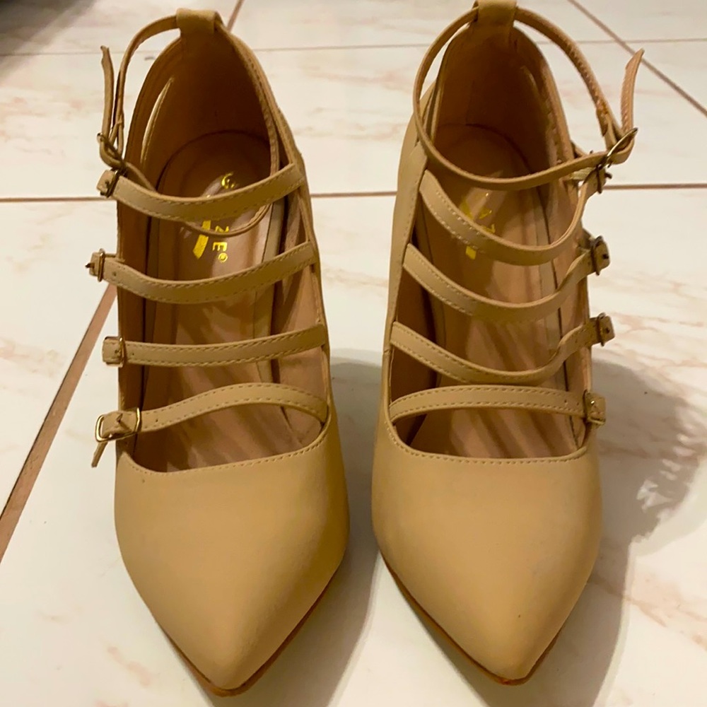 Only worn once. Size 8 but fit a 7.5